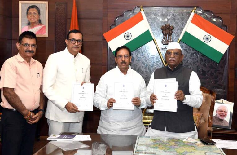 राज्य वित्त आयोग के अध्यक्ष डॉ. अरुण चतुर्वेदी ने राज्यपाल से मुलाकात की