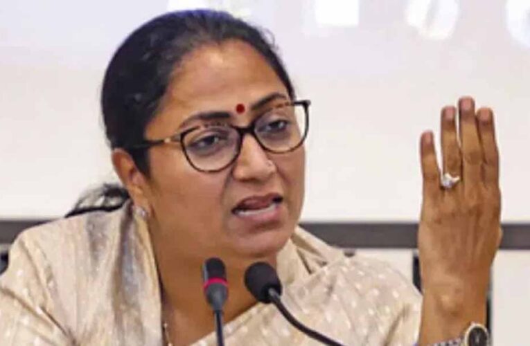 दिल्ली की CM रेखा गुप्ता ने EVM हैकिंग पर दिया चौंकाने वाला बयान, केजरीवाल ने उठाया सवाल