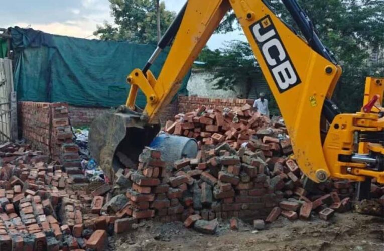 संभल में बुलडोजर ने मचाया कहर, सपा विधायक के कब्जे से मुक्त हुई सरकारी जमीन