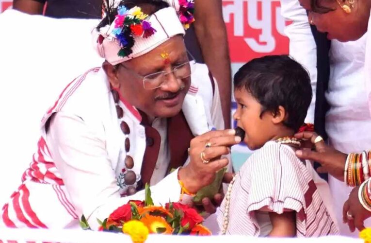 मुख्यमंत्री साय का आत्मीय और वात्सल्यपूर्ण व्यवहार : नन्ही बच्ची भूमिका बघेल को दुलारते हुए खिलाया महुआ लड्डू