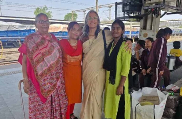 समाज सेवा की मिसाल: अनाथ बेटियों की माँ बनकर बदल रहीं सैकड़ों की तकदीर