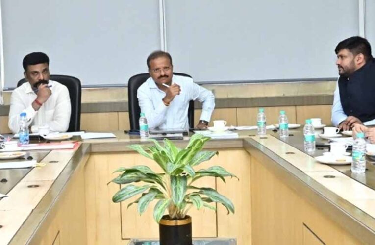 मुख्यमंत्री के प्रमुख सचिव ने नक्सल प्रभावित जिलों में विकास कार्यों की समीक्षा की