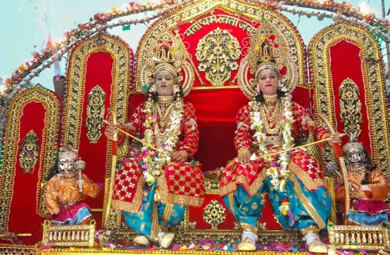 प्रयागराज की रामलीला की परंपरा: 120 साल पुराने सिंहासन पर विराजमान होते हैं भगवान राम