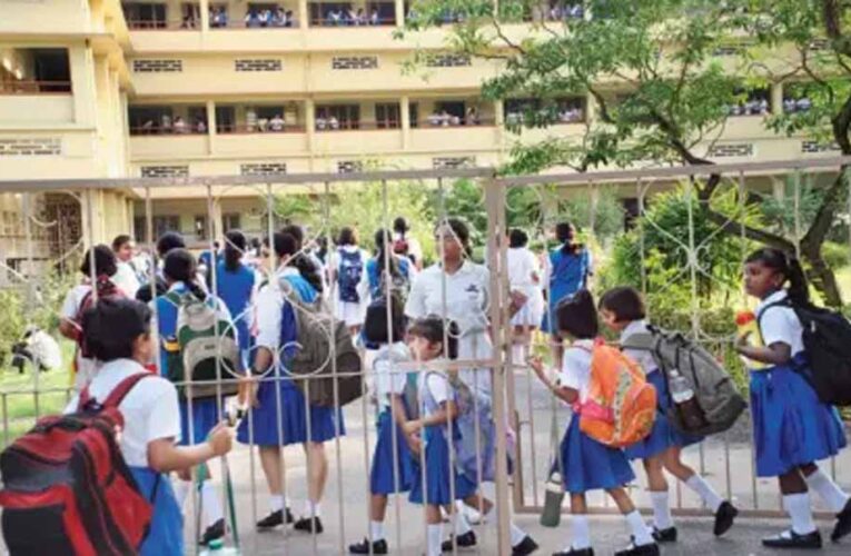 एमपी सरकार ने लिया बड़ा फैसला: प्राइवेट स्कूल के बच्चों की फीस के लिए सीधे बैंक खाते में भेजे जाएंगे 20 हजार रुपये