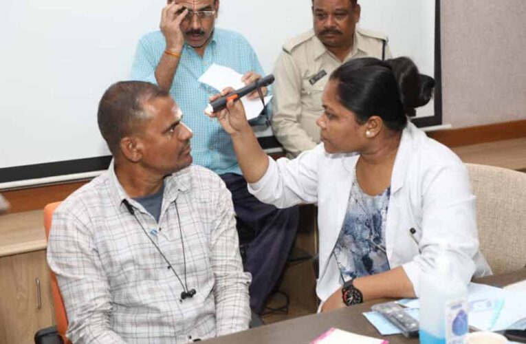 राज्य निर्वाचन आयोग के कर्मचारियों का हुआ नेत्र परीक्षण