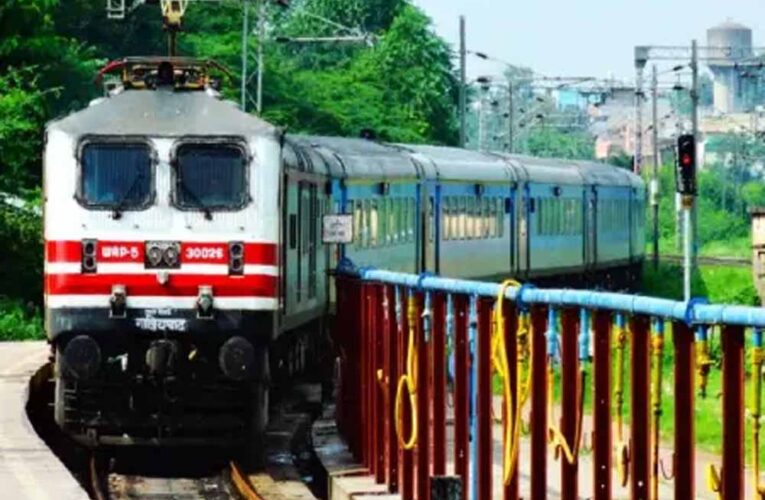 UP-बिहार जाने वालों के लिए खुशखबरी, रेलवे चलाएगा 150 पूजा स्पेशल ट्रेनें