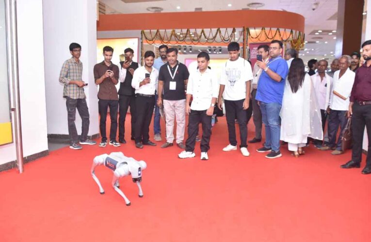 फायर डिपार्टमेंट का हाई-टेक स्टॉल बना आकर्षण, रोबोट से लेकर स्मार्ट कैमरे तक ने खींचा ध्यान