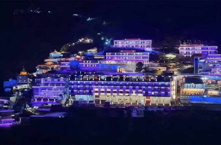 नवरात्र के मौके पर वैष्णो देवी में बढ़ी श्रद्धालुओं की भीड़, हेलिकॉप्टर और रोपवे सेवाओं से कर रहे मां के दर्शन