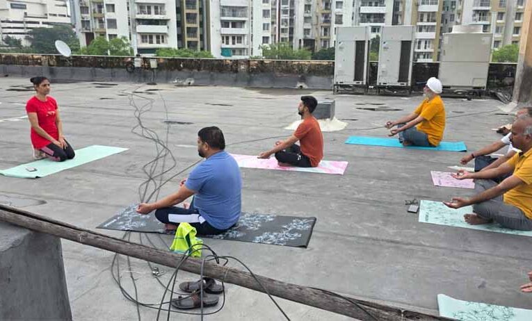 नगरीय प्रशासन संचालनालय में योग शिविर का आयोजन