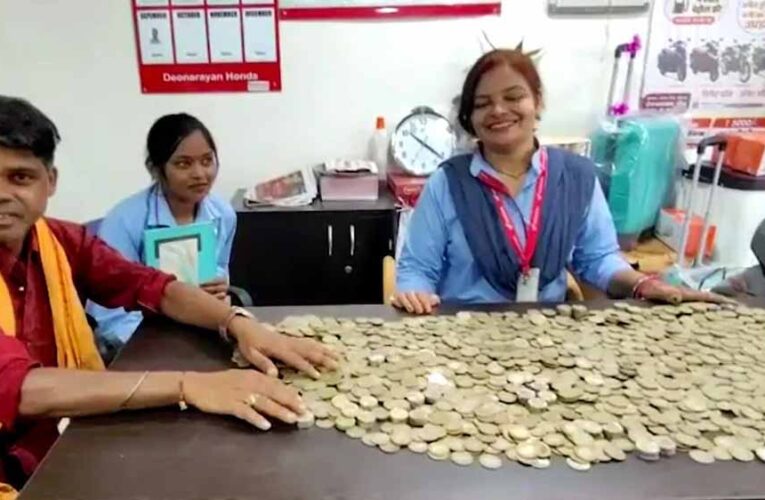 सिक्कों का समंदर, भावनाओं की उमंग: ₹40 हजार लेकर स्कूटी खरीदने आए किसान, शोरूम मालिक भी भावुक