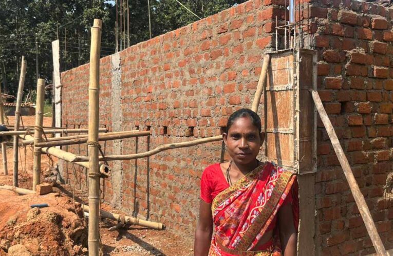 मिट्टी की झोपड़ी से पक्के घर तक : सन्ना गांव की महंती बेक की कहानी