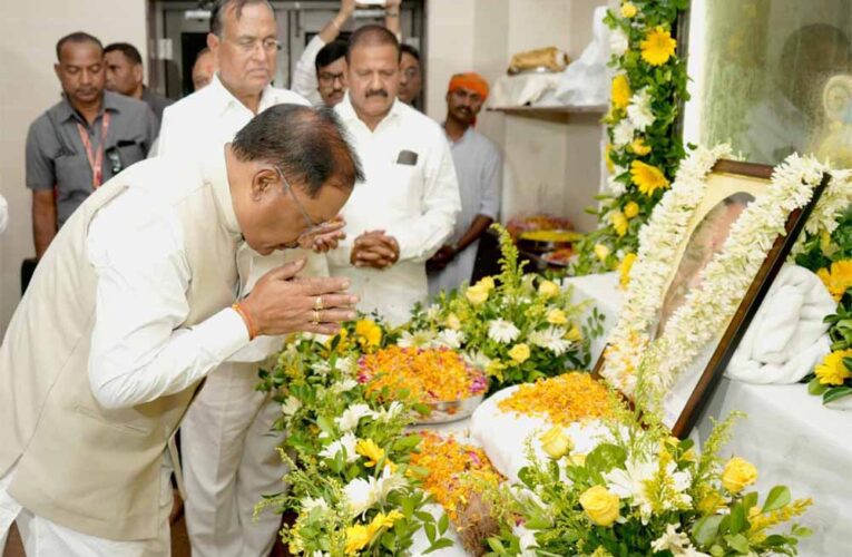 मुख्यमंत्री विष्णु देव साय ने पूर्व विधानसभा उपाध्यक्ष स्वर्गीय बनवारी लाल अग्रवाल को दी श्रद्धांजलि