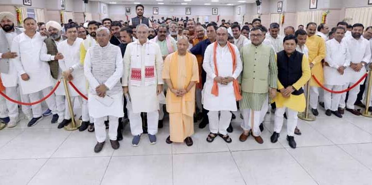 गोपाष्टमी पर मुख्यमंत्री आवास पहुंचे गन्ना किसान, गन्ना मूल्य बढ़ाने पर किया सीएम योगी का अभिनंदन