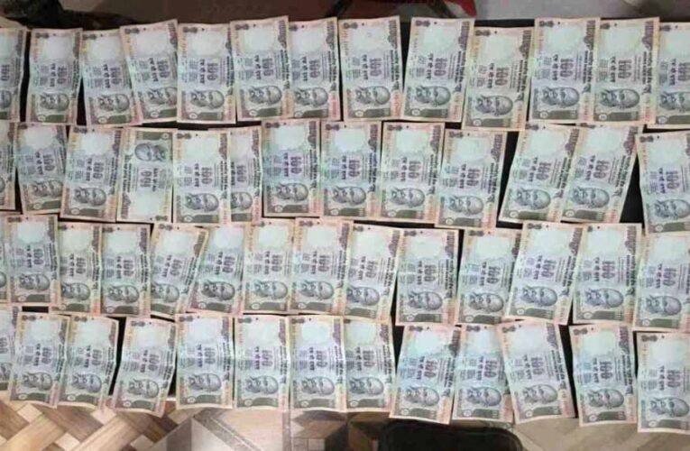 दो नाबालिग नकली नोटों के साथ पकड़े गए, 53 जाली 100-रुपये नोट बरामद