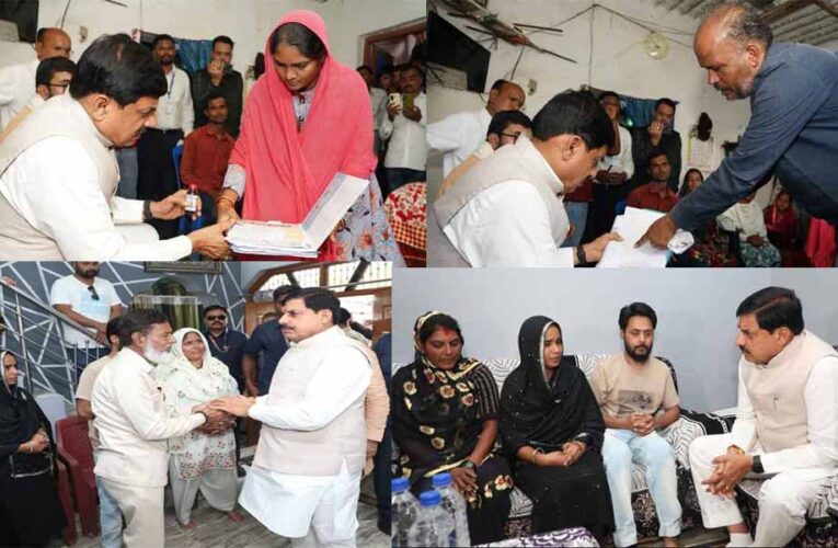 मुख्यमंत्री डॉ. यादव ने परासिया में प्रभावित परिवारों के घर जाकर की मुलाकात