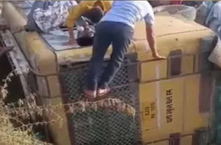 स्कूल बस पलटी: 12 बच्चे घायल, ग्रामीणों ने सड़क जाम कर जताया गुस्सा