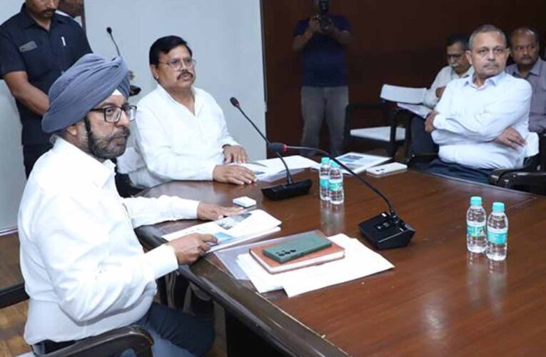ऊर्जा मंत्री तोमर ने की विद्युत कंपनियों के कामकाज की समीक्षा