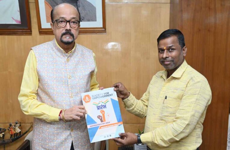 राज्यपाल डेका को ‘प्रारंभ‘ पत्रिका का विशेषांक भेंट