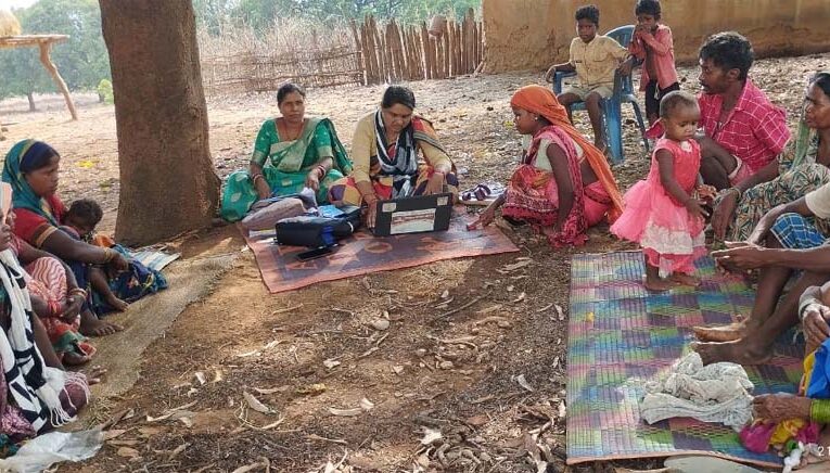 बैंक सखी बालेश्वरी गांव-गांव में पहुंचा रहीं हैं बैंकिंग सुविधाएं