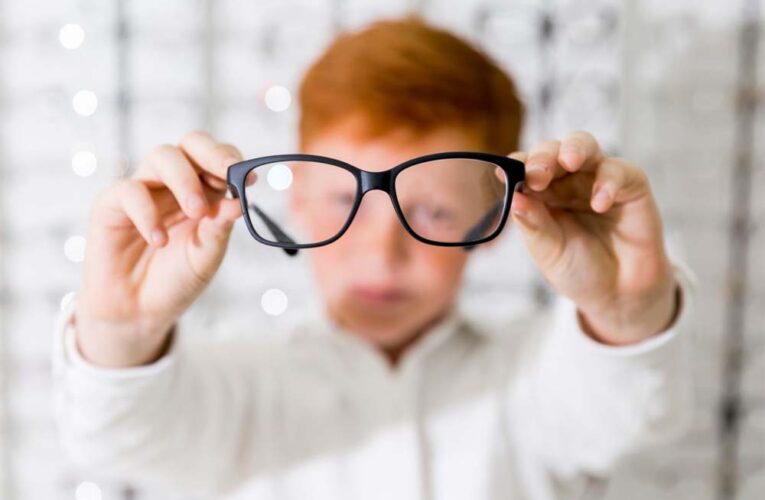 धुंधली दिख रही है नजर? चश्मा लगवाने से पहले जानें ब्लर विजन के 4 छिपे कारण