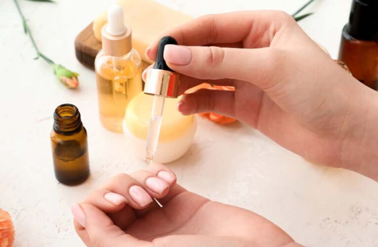 नाखूनों की खूबसूरती का राज: 9 तेल जो बनाएं उन्हें मजबूत और लंबा