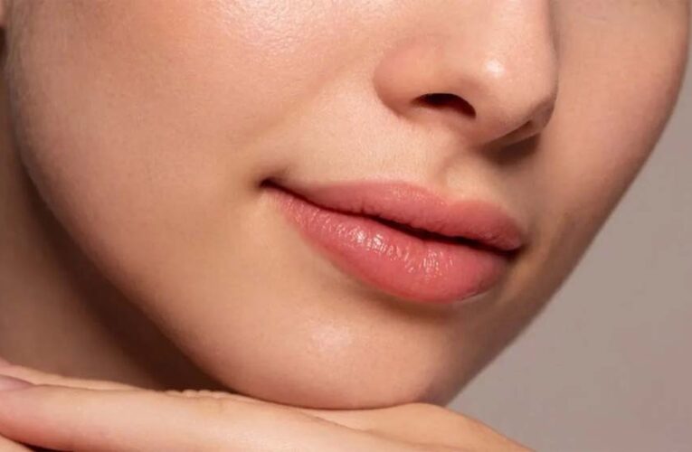 नेचुरल पिंक लिप्स पाने के आसान टिप्स – होंठ होंगे सॉफ्ट और खूबसूरत!