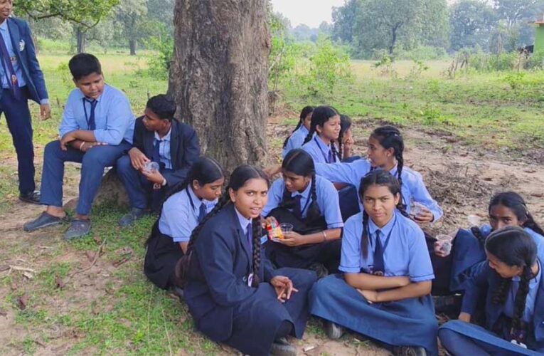 शिक्षिका के खिलाफ छात्रों का धरना : आरोप – तीन सालों से कर रही मानसिक प्रताड़ना, प्रभावशाली रिश्तों का डर दिखाती हैं