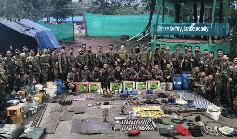 जंगल में नक्सलियों का बड़ा डम्प बरामद, हथियार और विस्फोटक जब्त
