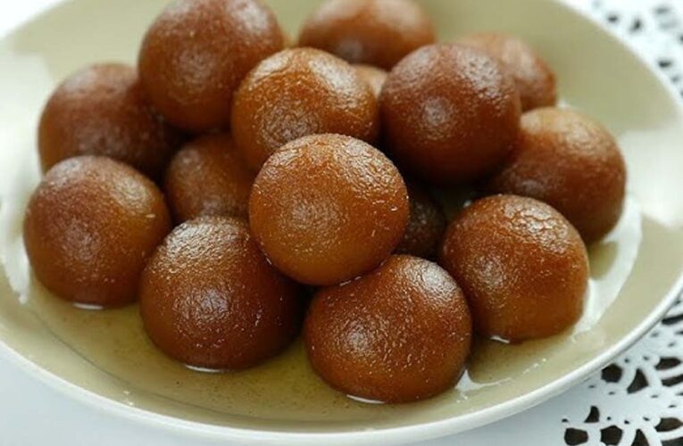 घर पर बनाएं रसीले और मुलायम गुलाब जामुन – आसान रेसिपी