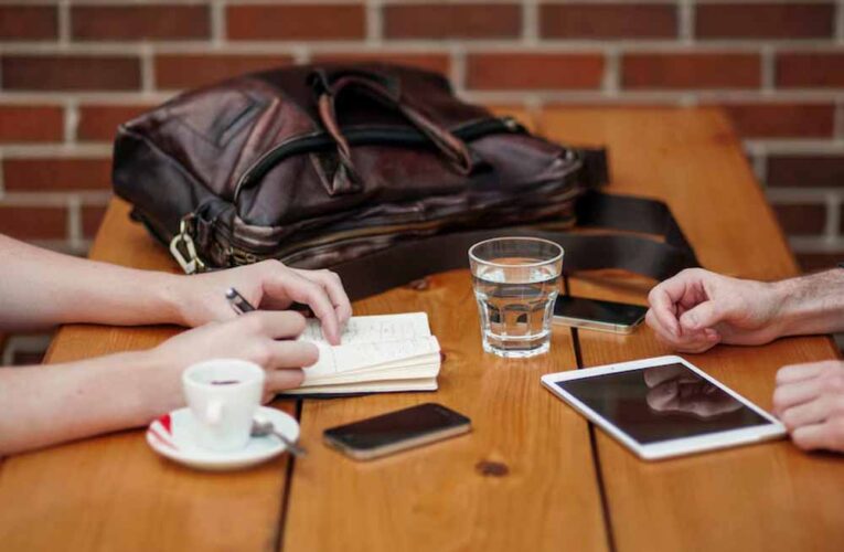 डिप्रेशन से सुरक्षा कवच: कॉल और ई-मेल नहीं, ‘सामने की मुलाकात’ है ज़रूरी