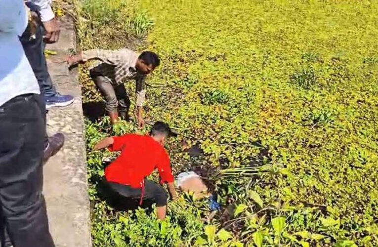 नगर पालिका की सफाई, तालाब से मिली लाश, पुलिस जांच में जुटी