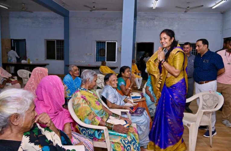 मंत्री लक्ष्मी राजवाड़े ने बुजुर्गों संग मनाई दीवाली