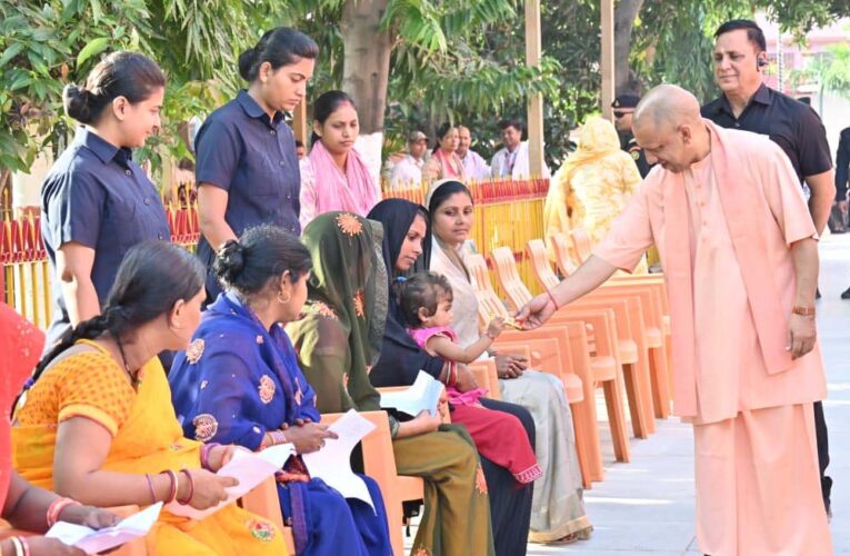 घबराइए मत, सबकी समस्या का  समाधान सरकार की प्राथमिकता : सीएम योगी