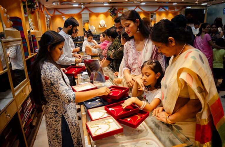 सर्राफा बाजार में सोना-चांदी के दामों में गिरावट, सोना ₹2600 और चांदी ₹4000 सस्ता