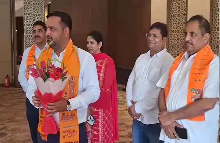 अयोध्या पहुंचे वेलिंगबोरो के मेयर राज मिश्रा, यूपी में ₹2500 करोड़ निवेश का ऐलान