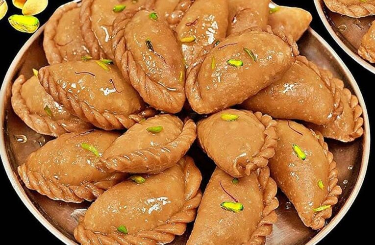 दीपावली स्पेशल: सूजी की क्रिस्पी और टेस्टी गुजिया घर पर बनाएं, जानें आसान रेसिपी
