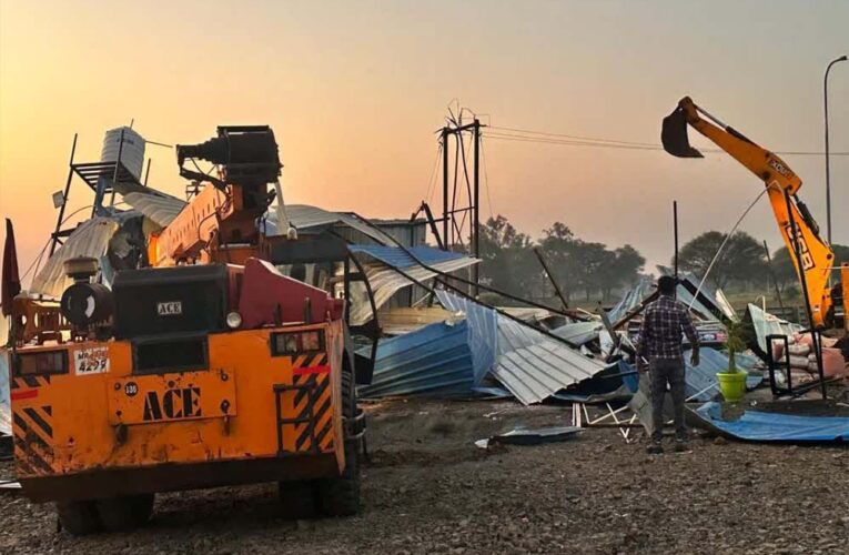 रतलाम में बुलडोजर एक्शन: दिल्ली-मुंबई एक्सप्रेसवे के पास अवैध ढाबों पर चला हथौड़ा, अतिक्रमण ढहा