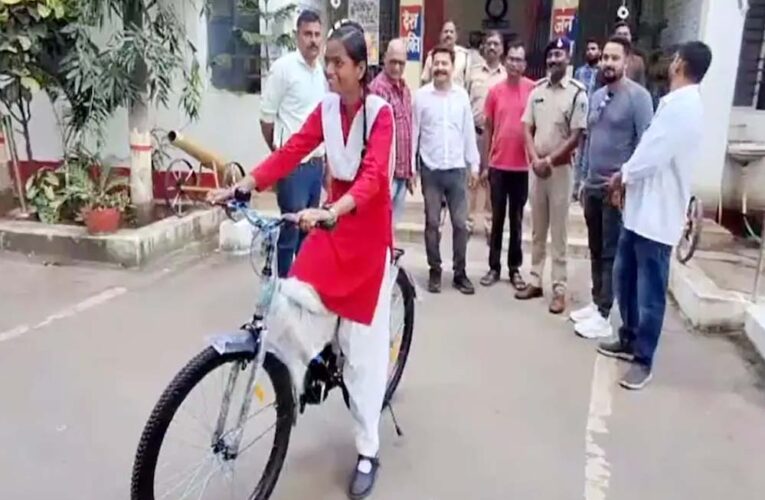 छात्रा की टूटी साइकिल लेकर पहुंची थाने, इंस्पेक्टर ने दिल जीत लिया — नई साइकिल कर दी भेंट