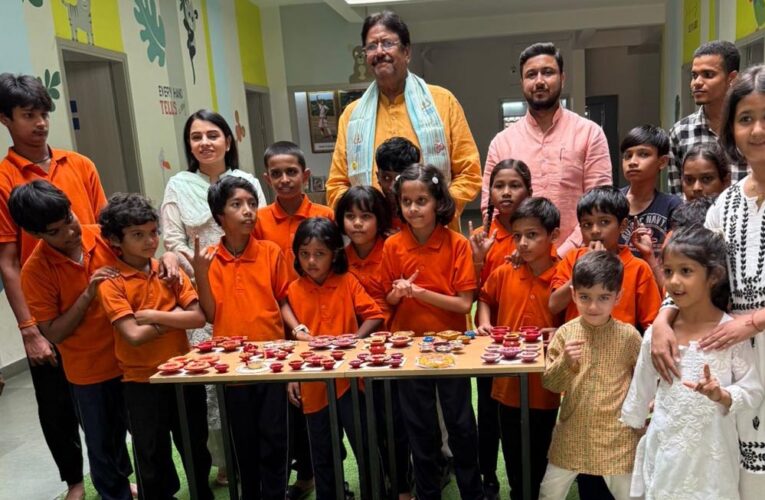 दिव्यांग बच्चों की मेहनत को मिला सहारा: अंजय शुक्ला ने कोपल वाणी से खरीदे 15,000 रुपये के दीपक, बढ़ाया उनका हौसला