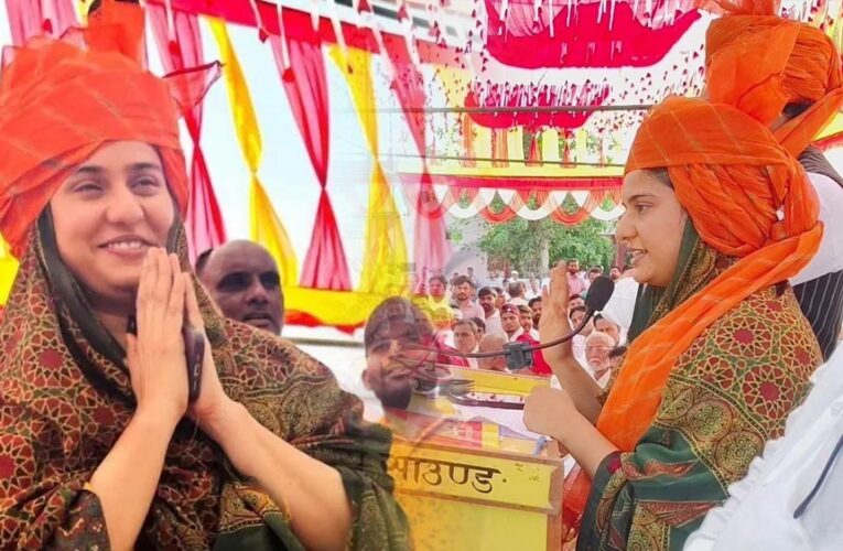 PDA चौपाल’ में पहुंचीं इकरा हसन, गुर्जर समाज ने किया स्वागत, पहनाई भगवा पगड़ी