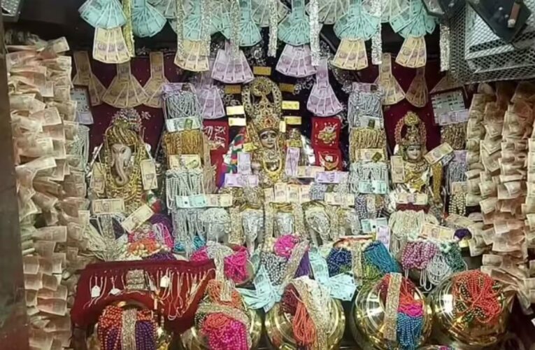 भक्तों के 1 करोड़ से सजा महालक्ष्मी मंदिर: देश का इकलौता मंदिर जहां 5 दिन नोट और आभूषणों से सजावट
