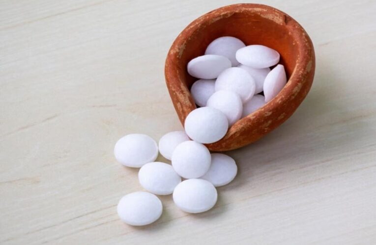 पूजा में इस्तेमाल होने वाला कपूर किस पौधे से बनता है? जानें आग पकड़ने का साइंटिफिक राज