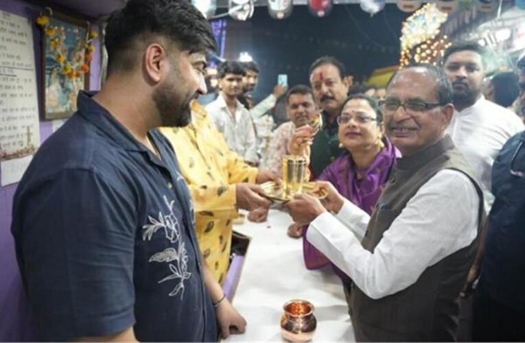 धनतेरस पर मामा का ह्यूमर! चांदी का सिक्का देखकर बोले – ‘महंगा है तो छोटा ले लेते हैं’