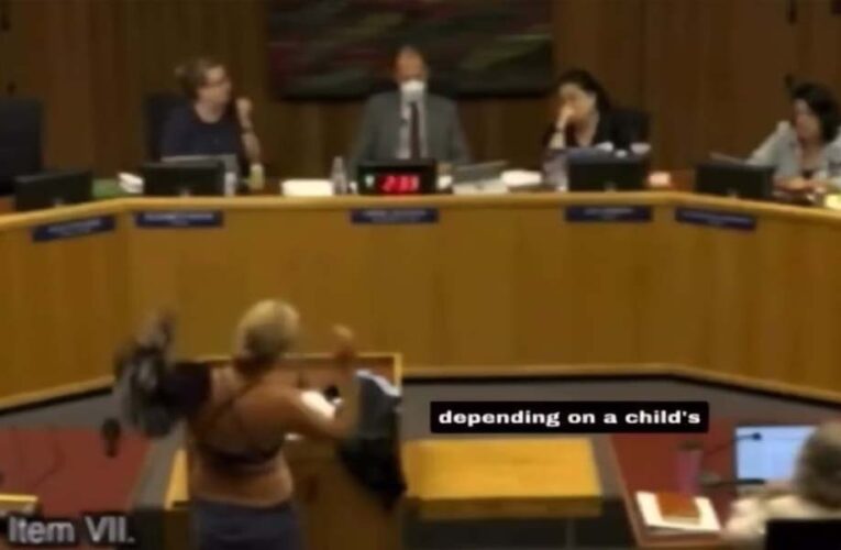 स्कूल नियमों के विरोध में बोर्ड मीटिंग में महिला ने किया कपड़े उतारने का विवादित प्रदर्शन; वीडियो वायरल