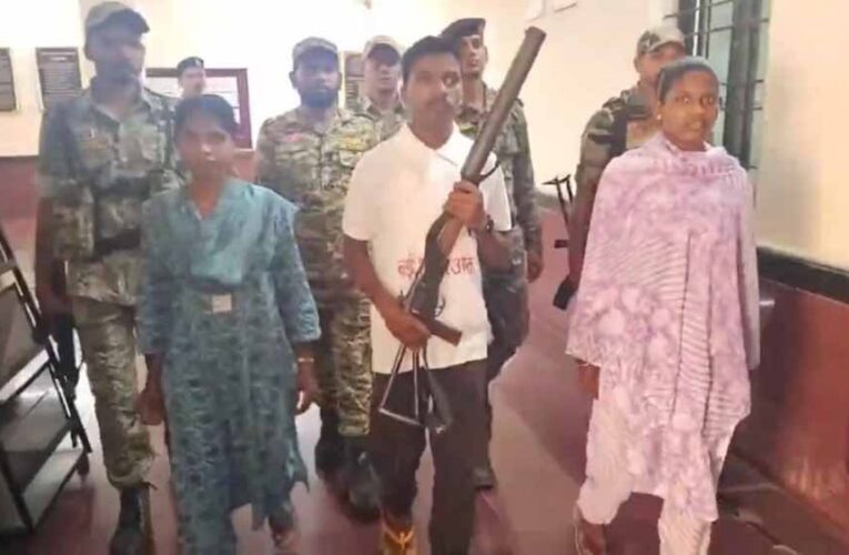 नक्सलियों का आत्मसमर्पण: 2 महिलाएँ समेत 3  ने किया आत्मसमर्पण, हर एक पर 1 लाख रुपए का इनाम