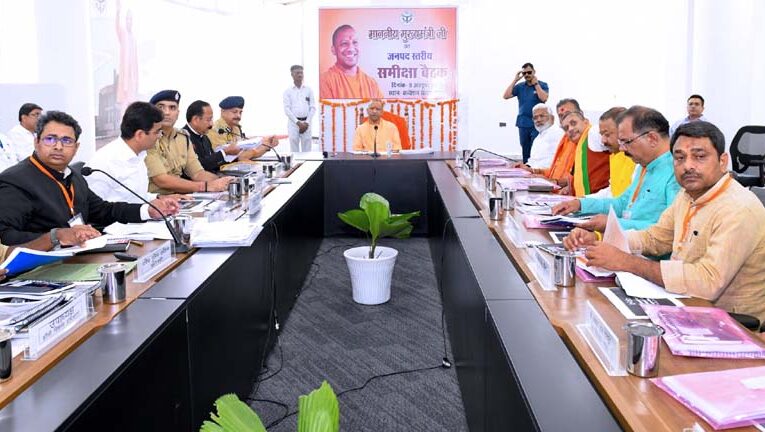 झांसी में सीएम ने विकास कार्यों और कानून व्यवस्था को लेकर अफसरों और जनप्रतिनिधियों संग की बैठक