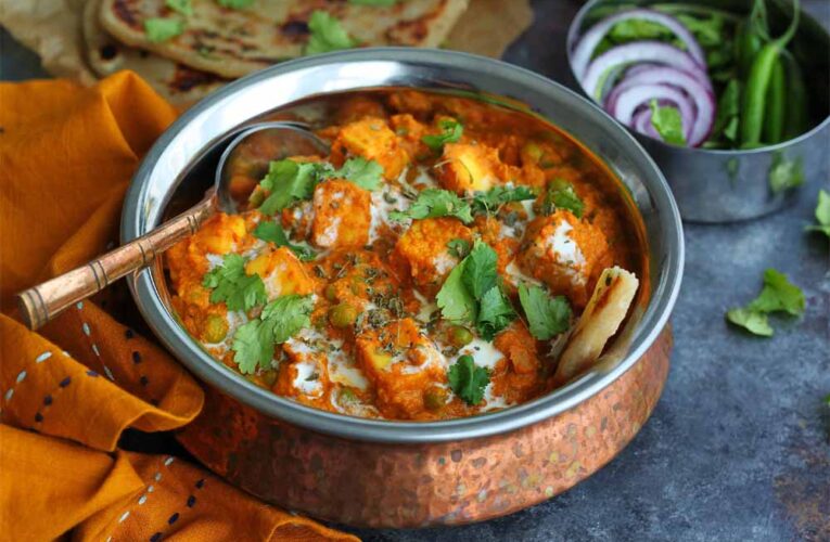 ढाबे जैसी मटर पनीर: गाढ़ी और मजेदार ग्रेवी वाली रेसिपी