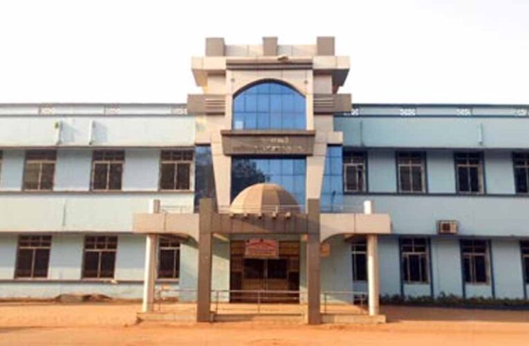 सिम्स में पकड़ाया दलाल, मरीज को बहलाने का किया प्रयास, किया पुलिस के हवाले