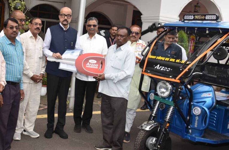 राज्यपाल डेका ने सरस्वती शिक्षा संस्थान को प्रदान किए चार ई-रिक्शे