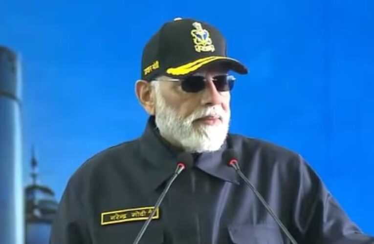 PM मोदी ने समुद्र में नौसेना संग मनाई दिवाली, INS विक्रांत का नाम सुनते ही कांपा पाकिस्तान